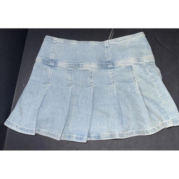 BDG Urban Outfitter Denim Pleated School Girl Jean Mini Skirt 3 Button Front M - Picture 2 of 9